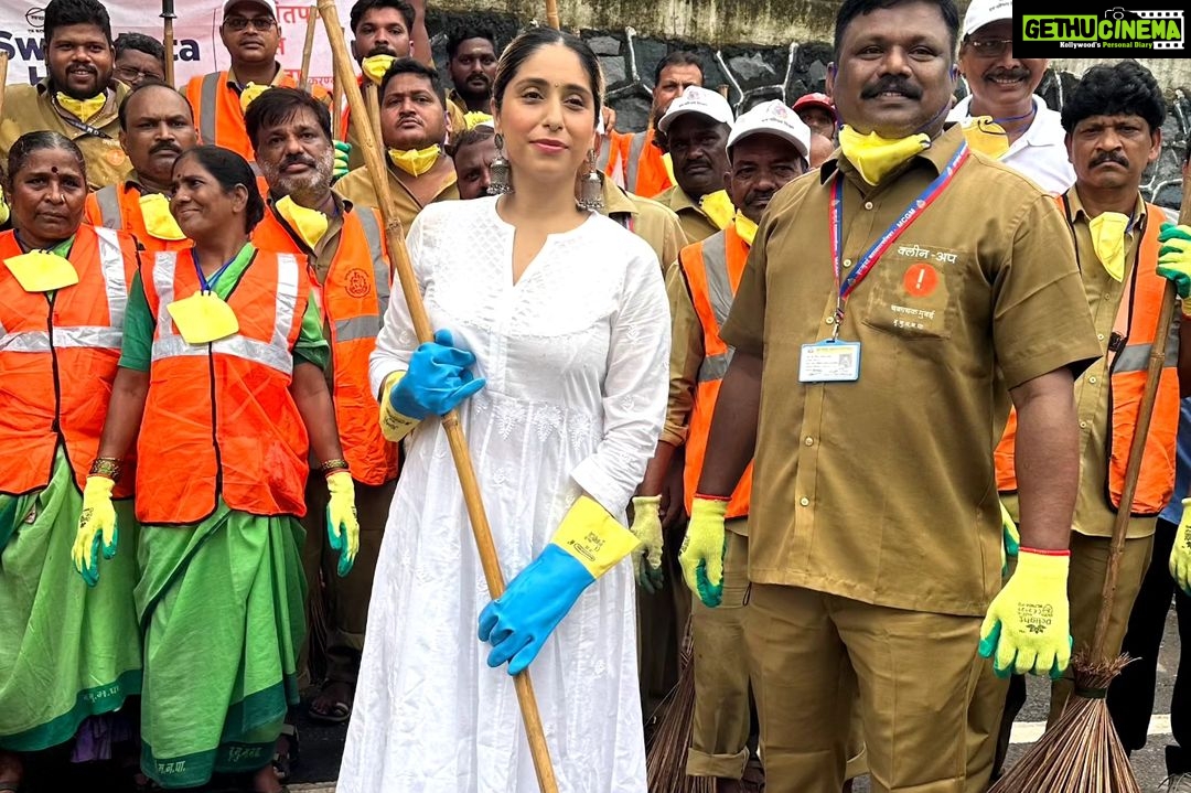 Neha Bhasin Instagram - Sab bmc karamchariyon ko mera Salaam @my_bmc *Swachh Mumbai Majhi Mumbai* Campaign in West ward Jurisdiction Officers Present DMC zone-5 Shri Harshad kale Assistant Commissioner Shri Vishvas Mote Ward Ex. Engineer M/W Shri Bembade EE & DO Shri. Sagar Asstt. Engineer Shri Santosh Nikalje Asstt. Engineer Shri Deepak Madane MOH Smt. Puja Desai # Yogiraj Shetty # Paras Bajpai # Gaanesh Awasthi #nehabhasin #swachhbharat