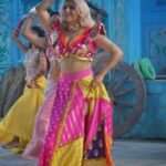 Neha Bhasin Instagram - Some moments from the video shoot. These pictures looked sad not being shared. Have a great weekend. kut kut 🥰 #nehabhasin #kutkutbajra