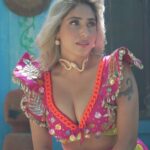Neha Bhasin Instagram - Some moments from the video shoot. These pictures looked sad not being shared. Have a great weekend. kut kut 🥰 #nehabhasin #kutkutbajra
