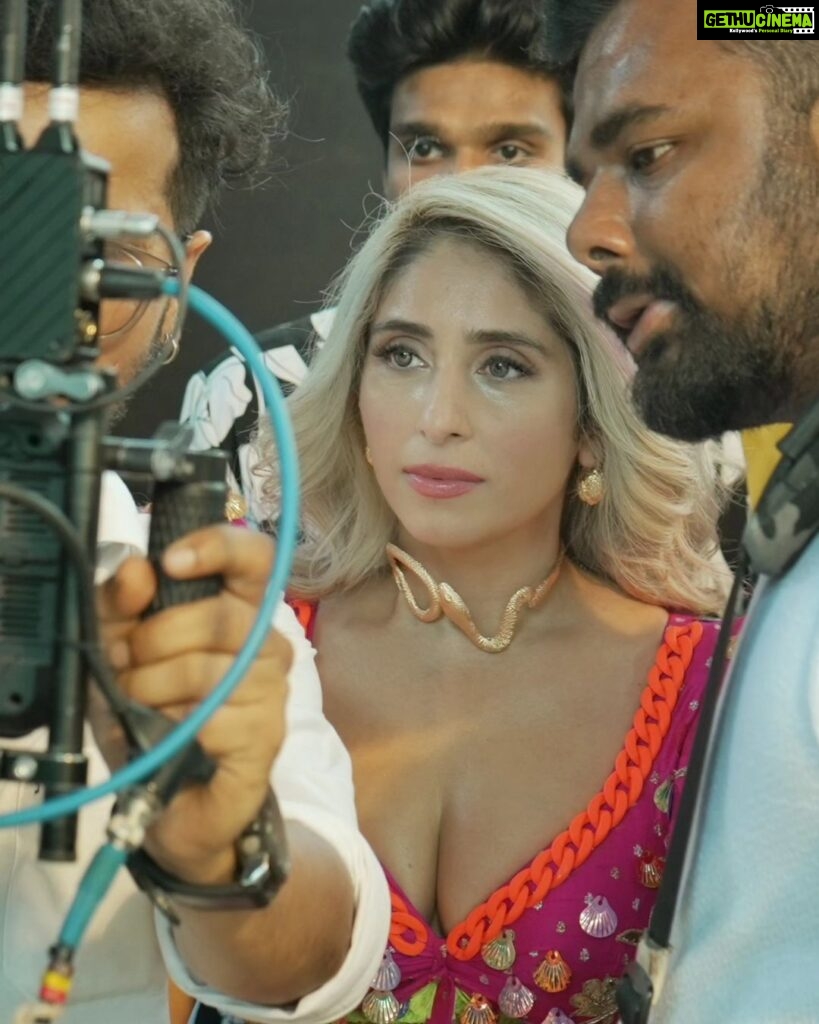 Neha Bhasin Instagram - Some moments from the video shoot. These pictures looked sad not being shared. Have a great weekend. kut kut 🥰 #nehabhasin #kutkutbajra