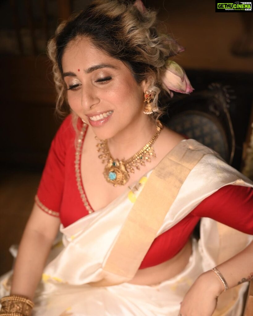 Neha Bhasin Instagram - A Punjabi "in love with all things Kerala". The gorgeous Neha Bhasin (@nehabhasin4u) celebrates Onam with HT City Showstoppers. Creative direction and Styling: @sharaashraf Photos: @himanshusharmaphotographyy Set conceptualisation: @harinder1469 Outfits: @raw_mango, @fivepointfive.in (Sarees) and @ashagautamofficial (Blouses) Jewellery: @apalabysumitofficial Hair and Makeup: @makeoverby_anna and @makeupnhairbyamitajuneja Models: @tannurawattt, @i_ankitapauriyal, and @ritaa_kundu Coordination (models): @sunnysaprra.sunshine @ssmodelmanagement_ssmm Artist management: @shimmerentertainment Production: @_prachisapra_, @kayanaaaaat, and @pakhi6201 Location: The White House, Jantar Mantar, New Delhi #nehabhasin #onam #happyonam #onamcelebration #onamsaree #onamspecial #onamfestival #onam2023 #desilook #fashion