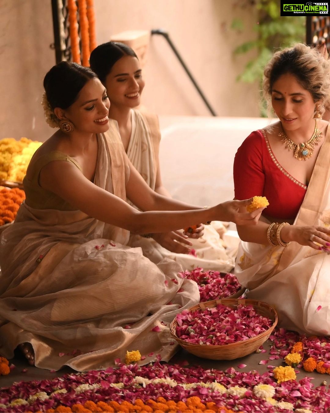 Neha Bhasin Instagram - A Punjabi "in love with all things Kerala". The gorgeous Neha Bhasin (@nehabhasin4u) celebrates Onam with HT City Showstoppers. Creative direction and Styling: @sharaashraf Photos: @himanshusharmaphotographyy Set conceptualisation: @harinder1469 Outfits: @raw_mango, @fivepointfive.in (Sarees) and @ashagautamofficial (Blouses) Jewellery: @apalabysumitofficial Hair and Makeup: @makeoverby_anna and @makeupnhairbyamitajuneja Models: @tannurawattt, @i_ankitapauriyal, and @ritaa_kundu Coordination (models): @sunnysaprra.sunshine @ssmodelmanagement_ssmm Artist management: @shimmerentertainment Production: @_prachisapra_, @kayanaaaaat, and @pakhi6201 Location: The White House, Jantar Mantar, New Delhi #nehabhasin #onam #happyonam #onamcelebration #onamsaree #onamspecial #onamfestival #onam2023 #desilook #fashion