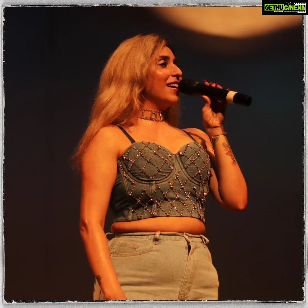 Neha Bhasin Instagram - Embracing the magic of the evening with Neha's soulful melodies. πΆβ¨ Picture credits: @200mmshots @raw._.archive @_0sheen_ (Projekt)π€ #SoulfulEvenings #NehaMagic #MusicNights #magicoflsr #concert #photography