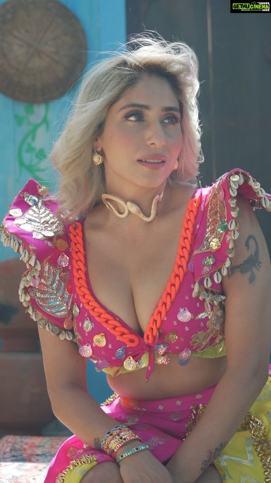 Neha Bhasin Instagram - It takes a village to make a video. It was 40 degrees and we had 8 hours to pull this mamoth video. But when you have god's blessings and a great team of artistic professionals you get ART. I am grateful I get to do what I love and spread joy through musi,dance and beauty. Enjoy. A big Thank you to @saurabh_prajapati24 for choreographing this with love & passion.. Thank you @kumar1sharma for bringing your expertise and showing patience in teaching me Indian dance I have never done. Big love to full team of @kathakrockers Thank you @dixshant_kala @prashantdandekar.dop For bringing this vision to life and being a family to us. Grateful for you @zookthespook and full team of @5am.audio #nehabhasin #kutkutbajra #bts #punjabisongs