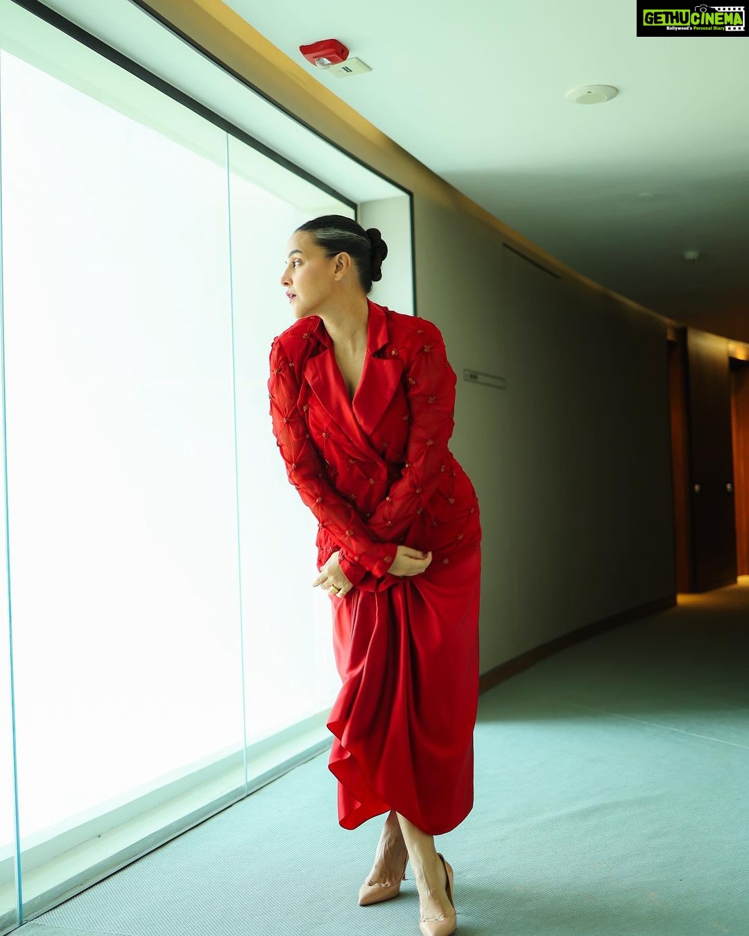 Neha Dhupia Instagram - Zooming into you ♦️…. . . . . . . . . #workmodeon #Ateam @anamikakhanna.in @misho_designs @diva_rose21 @karanrai001 @kiran_chhetri92 @thephotodost 📸