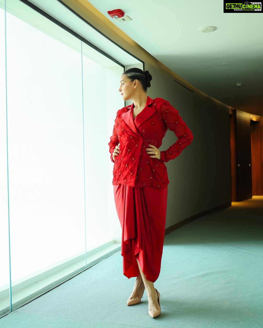 Neha Dhupia Instagram - Zooming into you ♦️…. . . . . . . . . #workmodeon #Ateam @anamikakhanna.in @misho_designs @diva_rose21 @karanrai001 @kiran_chhetri92 @thephotodost 📸