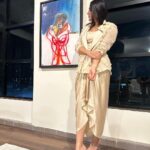 Neha Dhupia Instagram - I remember meeting @viraj_khanna at a dinner hosted by his gorgeous and talented mom @anamikakhanna.in over a meal in their gorgeous home in #kolkatta . It Was just @thevisheshkhanna Viraj a friend n anamika and a friend. We spoke about fashion , art , golf the delicious food they served and everything of interest. Just then I knew her boys just like her were cut out for something big… and their brand today and ofcourse this art on my walls is proof. @viraj_khanna I’m a fan and this is nothing but an appreciation post for the amount of talent that existed in that one room over dinner. … and I promise this is just the beginning of everything spectacular that awaits. #artislife #artwork #art #anamikakhanna #virajkhanna #visheshkhanna #nehadhupia