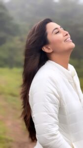 Neha Gowda Instagram - 🤍interactions with nature and my love🤍

@chandangowda18 

#naturelovers #sakleshpur #somewhere #feeling #amazing