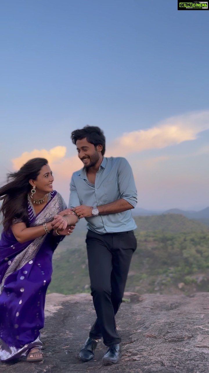 Neha Gowda Instagram - Yen heLana hing maaDavrge? 🤷🏻♂️🤦🏻♂️ . . @neharamakrishna thanks for being such a cutie cutie person madamji 🫂❤️ . . #NehaRamakrishna #gombe #BhuviSatya #punyavathi