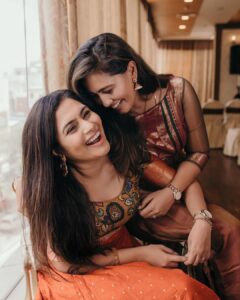 Neha Gowda Instagram - My sister is both my mirror and my opposite!!
Do you have a sister ? 
Tag them 👇🫶

Pic credits - @storiesby.rg