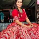 Neha Gowda Instagram - ಗೌರೀ ಗಣೇಶ ಹಬ್ಬದ ಹಾರ್ದಿಕ ಶುಭಾಶಯಗಳು! ನೀವು ಈ ಹಬ್ಬವನ್ನು ಆನಂದಿಸಿ, ನಿಮ್ಮ ಜೀವನವು ಹರ್ಷದಿಂದ ತುಂಬಿರಲಿ! 🌺🐘🎉 Happy Ganesh Gowri festival! May Lord Ganesha and goddess Gowri bless you all with lots and lots of happiness and prosperity! 🐘🎉 Celebrated this festival with punyavathi family and had lots of fun during the shoot !!! Do watch punyavathi on Colors at 10pm … Thank you for showering so much love ❤️ for our appearance on this show… Outfit - @swandesignerstudio Jewels - @beadedtreasuresjewelry