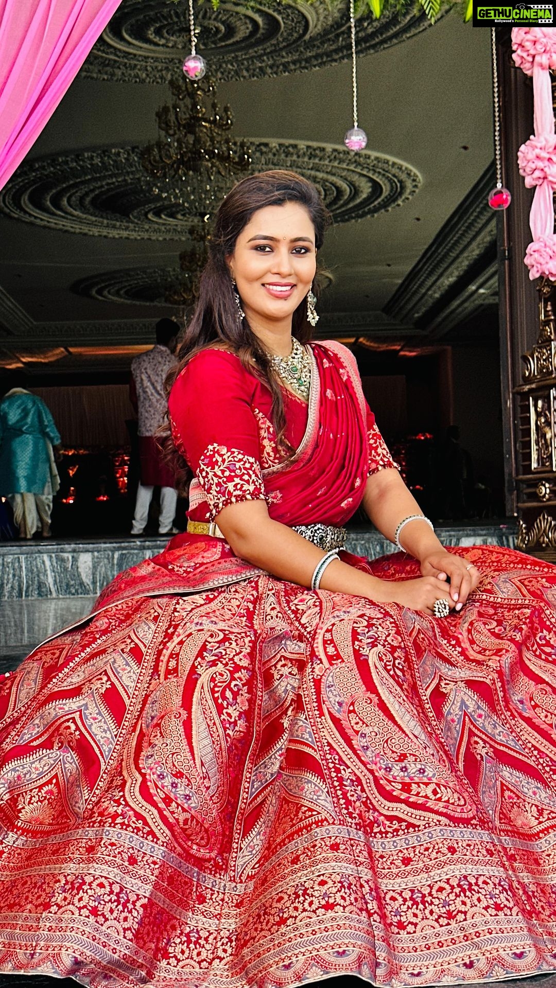 Neha Gowda Instagram - ಗೌರೀ ಗಣೇಶ ಹಬ್ಬದ ಹಾರ್ದಿಕ ಶುಭಾಶಯಗಳು! ನೀವು ಈ ಹಬ್ಬವನ್ನು ಆನಂದಿಸಿ, ನಿಮ್ಮ ಜೀವನವು ಹರ್ಷದಿಂದ ತುಂಬಿರಲಿ! 🌺🐘🎉 Happy Ganesh Gowri festival! May Lord Ganesha and goddess Gowri bless you all with lots and lots of happiness and prosperity! 🐘🎉 Celebrated this festival with punyavathi family and had lots of fun during the shoot !!! Do watch punyavathi on Colors at 10pm … Thank you for showering so much love ❤️ for our appearance on this show… Outfit - @swandesignerstudio Jewels - @beadedtreasuresjewelry