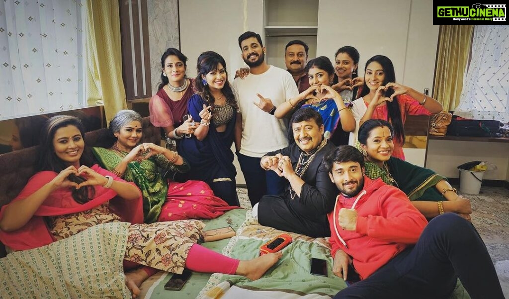 Neha Gowda Instagram - 🫰🫶 A family with thick bonding and filled only with love - that’s punyavathi!!!!