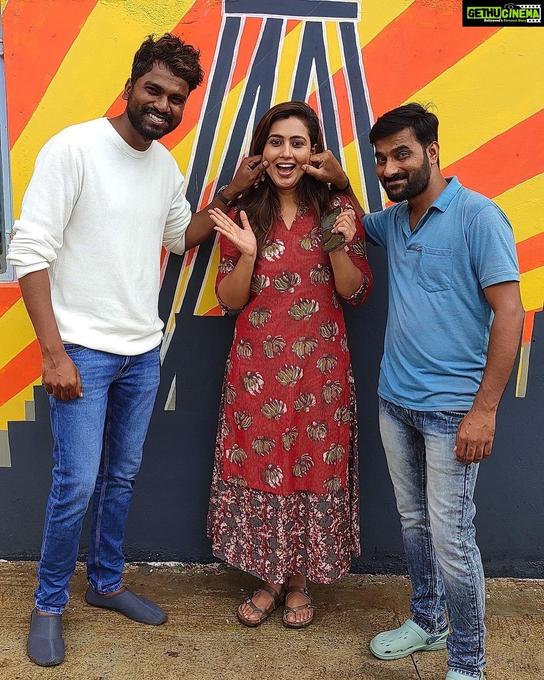 Neha Gowda Instagram - One person brings out the emotion in me and the other responds equally ,sometimes even more! That’s all because of the bond v have created behind the screen !! Thank you for creating and moulding GIRIJA so much … and the love I’m receiving from audience is more than I expected !!! Thank you director sir @samprithviii Thank you annaiya @shastryc Thank you my dear lovely audience !!! Some more flashback and much more waiting to present to you all… Stay tuned to @starsuvarna at 8pm . Love ❤️ to all ❤️🫰