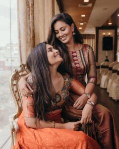 Neha Gowda Instagram - My sister is both my mirror and my opposite!!
Do you have a sister ? 
Tag them 👇🫶

Pic credits - @storiesby.rg