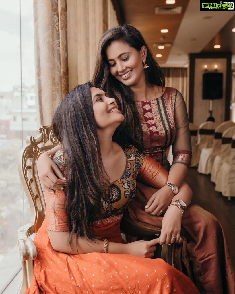 Neha Gowda Instagram - My sister is both my mirror and my opposite!! Do you have a sister ? Tag them 👇🫶 Pic credits - @storiesby.rg