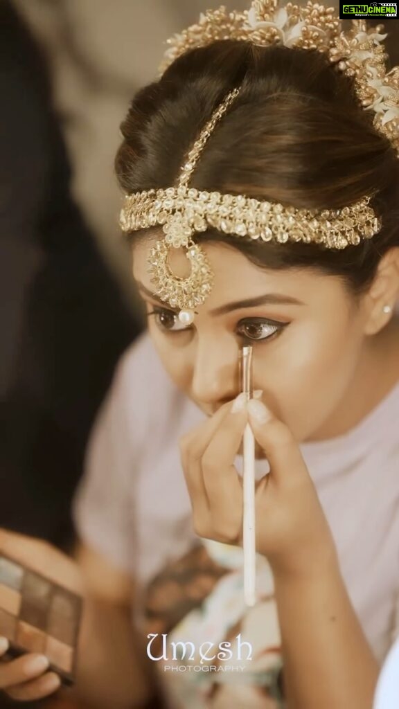 Neha Gowda Instagram - Kathak dance is a mesmerising art form which showcases rich cultural heritage of India !!! And I got a chance to perform that on Suvarana Dasara Darbar !!! I was super excited and nervous at the same time because this form is new to me !!! But tried my best and gave it a grace shot !!! This is how I looked and this is just a jalak!! Watch Suvarna Dasara Darbar only on @starsuvarna and enjoy the show !!! On October 22nd Costume @rangastree Video captured by @umesh__photography___ Make up @neharamakrishna Hairstyle starsuvarna #kathak #dance #starsuvarna #show #grwm #reels #instagram #celebration #star #stage Bangalore, India