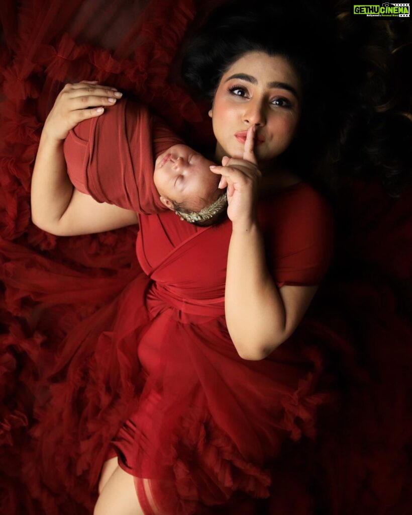 Neha Marda Instagram - My happy pill , always. #babyanaya . . . #nehamarda #newbornphotography #mommy #mommylife #mom #babygirl