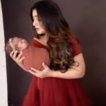 Neha Marda Instagram – Wait for the End❤️ #babyanaya 
@anaya_.agrawal 
.
.
.
.

#mommy #newbornphotography #mommylife #babygirl #momlife #momanddaughter #memories