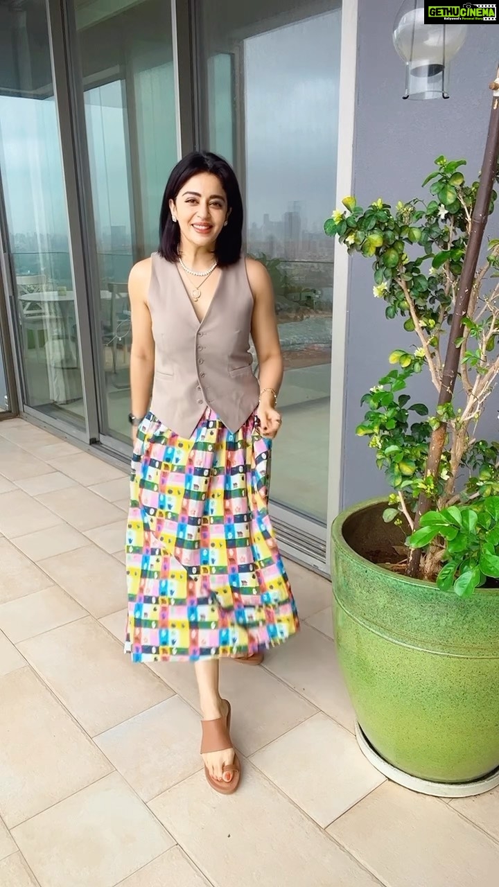 Neha Pendse - 113.1K Likes - When it’s formal , feminine yet full of life 💼🌂👛
#prints #grwm #formal #dopaminedressing