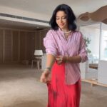 Neha Pendse Instagram - Never underestimate the power of a pinstripe shirt 🤌🏻 #grwm #dopaminedressing #colorsandpatterns