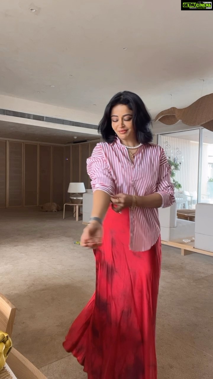 Neha Pendse Instagram - Never underestimate the power of a pinstripe shirt 🤌🏻 #grwm #dopaminedressing #colorsandpatterns