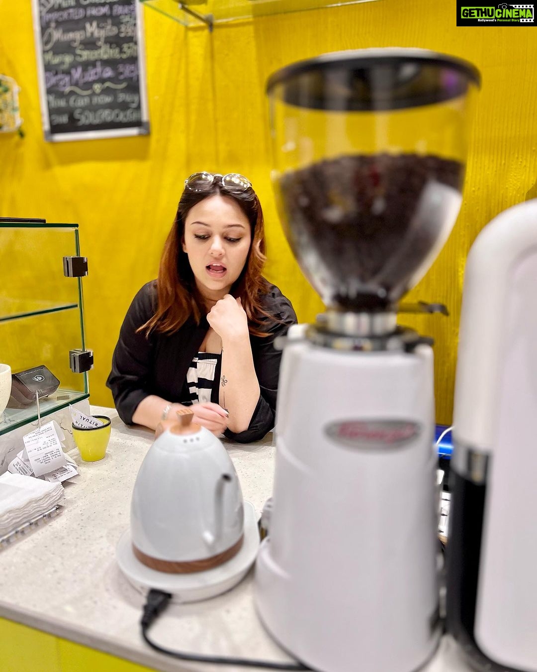 Nehalaxmi Iyer Instagram - βοΈ Espresso-ing my love for coffee shops where memories brew, one cup at a time! πππππ ππ πΉππ . . . π» New #foodiefriday video is out βοΈ . . . . . . . . . . . . . . . #sunflowers #yellow #cafΓ© #cutecafe #coffeemachine #coffee #cute #ishqbaaz #instadaily #photooftheday #coffeelover #instagood #explore #love #youtubevlog #foodvlogger #foodvlog #youtube #mumbai #india Bandra Mumbai