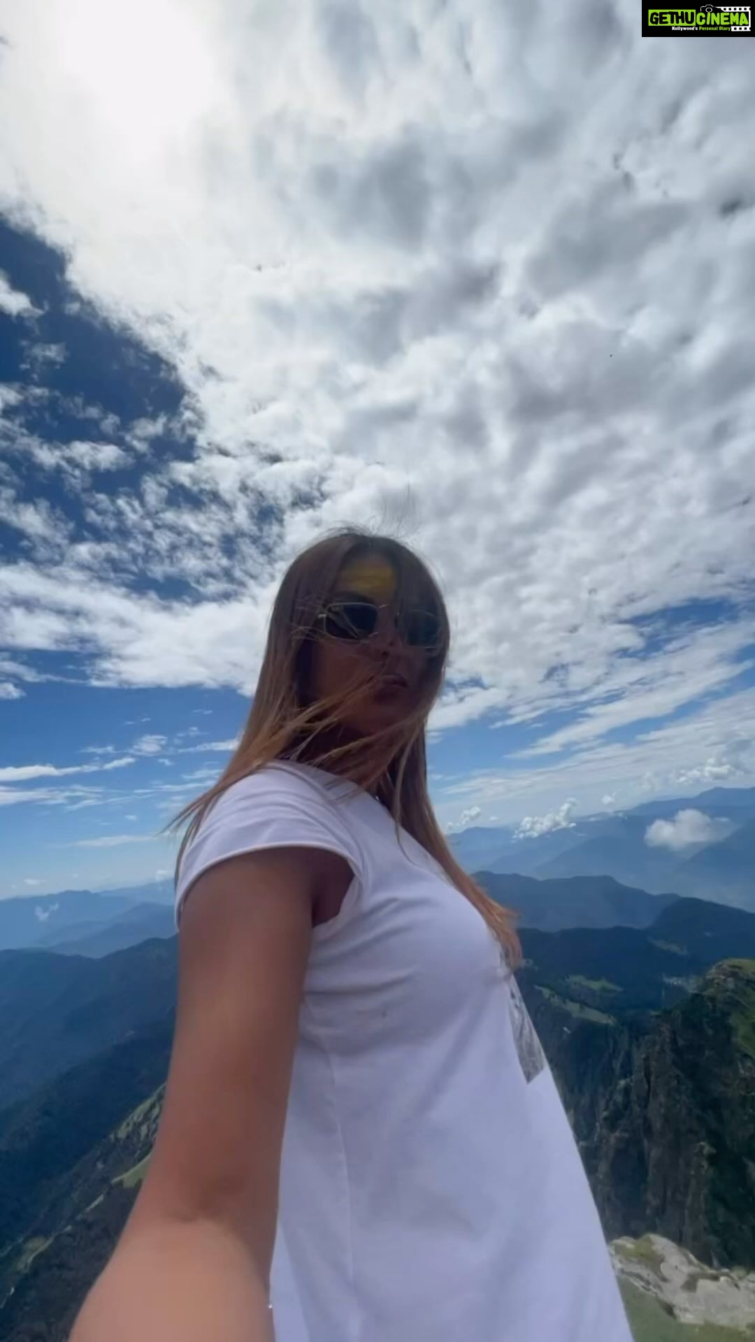 Nia Sharma Instagram - Trekked right uptil Chandrashila Peak… That’s where I touched the sky.. #uttarakhandheaven