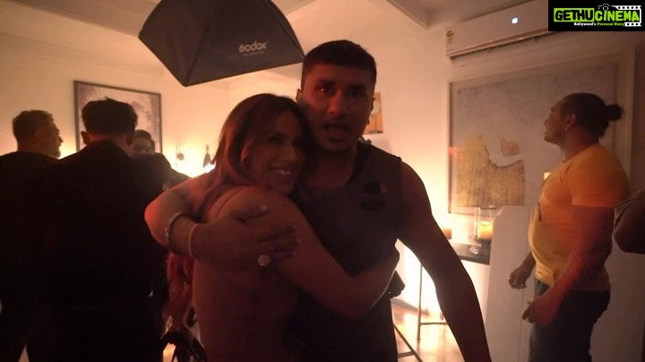 Nia Sharma Instagram - Found the cutest #BTS from the video #SOUL. Full song(Link in bio) @yoyohoneysingh Fan-girling moment 😎😅😘 dilli connect @mihirgulati @abhimanyusengupta @zeemusiccompany @dangphotographyofficial #BTSshoot