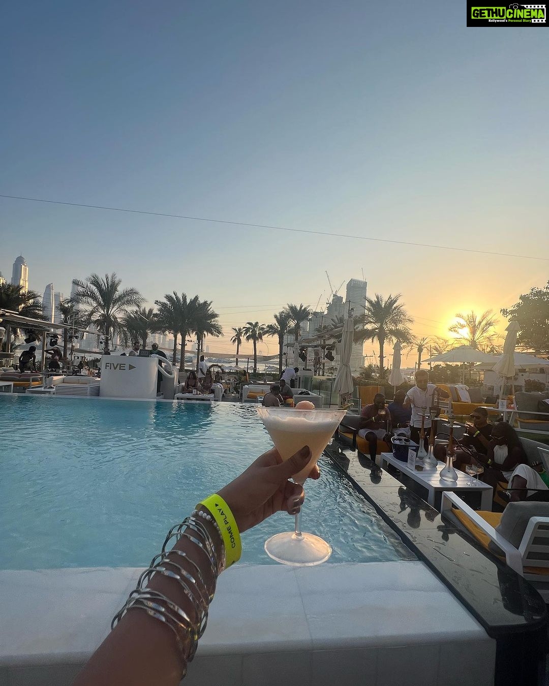 Nia Sharma Instagram - The pool party… pina coladas.. the sunset.. my day’s made. #dubai🇦🇪 @fivepalmjumeirah also thanks for putting up the best cocktail show for me🥳💯 Rima❤️ FIVE Palm Jumeirah Dubai