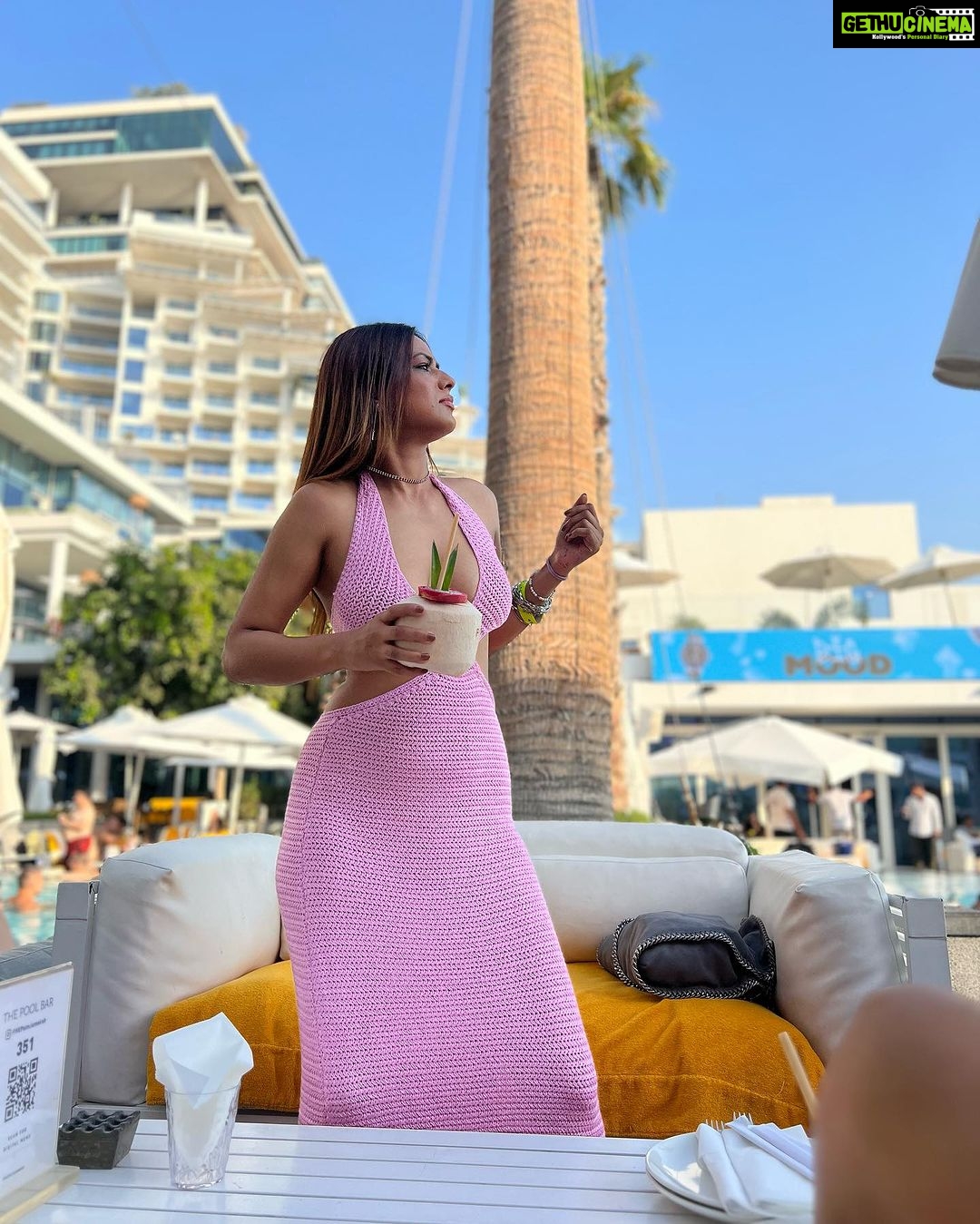 Nia Sharma Instagram - The pool party… pina coladas.. the sunset.. my day’s made. #dubai🇦🇪 @fivepalmjumeirah also thanks for putting up the best cocktail show for me🥳💯 Rima❤️ FIVE Palm Jumeirah Dubai