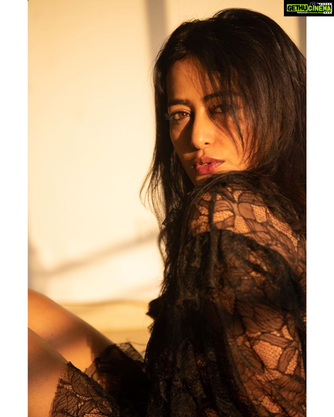 Nidhi Subbaiah Instagram - Shadow play 🖤 📸 - @nim.is.hh HMU - @manju_makeover1