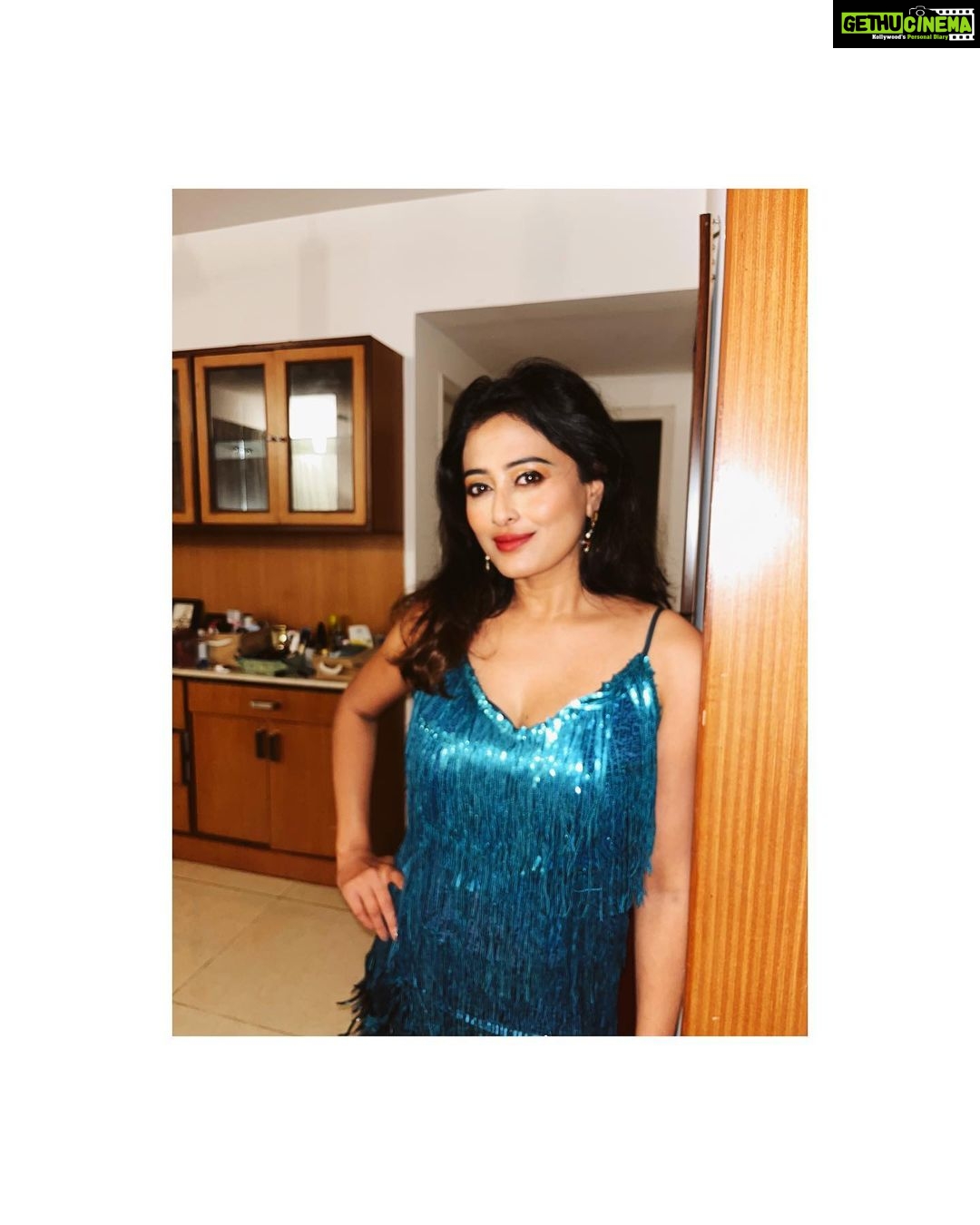 Nidhi Subbaiah Instagram - Instead of puttin up a Christmas tree, I became one 😄🎄♥️