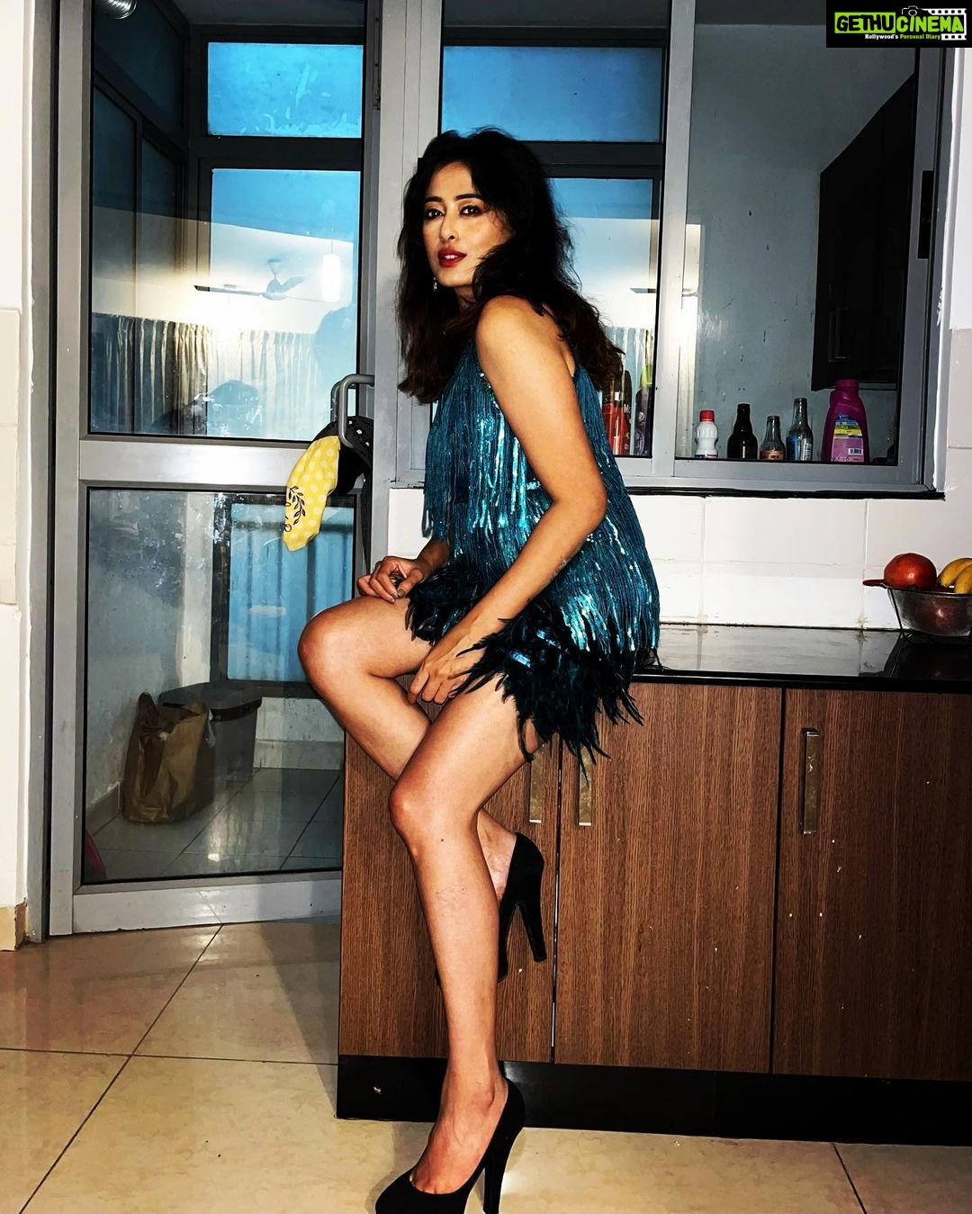 Nidhi Subbaiah Instagram - Felt like being glamorous in the kitchen today 😄💙 Outfit : @laxmikrishnaofficial Hair and Makeup : @hairandmakeup_by_keerthana 💙🤍💙