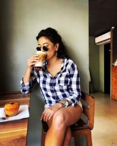 Nidhi Subbaiah Instagram - First Pic - Before ☕️
Last Pic - After ☕️😃
#coffee #drinkcoffeeanddrive