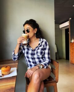 Nidhi Subbaiah Instagram - First Pic - Before ☕️
Last Pic - After ☕️😃
#coffee #drinkcoffeeanddrive