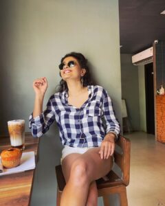 Nidhi Subbaiah Instagram - First Pic - Before ☕️
Last Pic - After ☕️😃
#coffee #drinkcoffeeanddrive