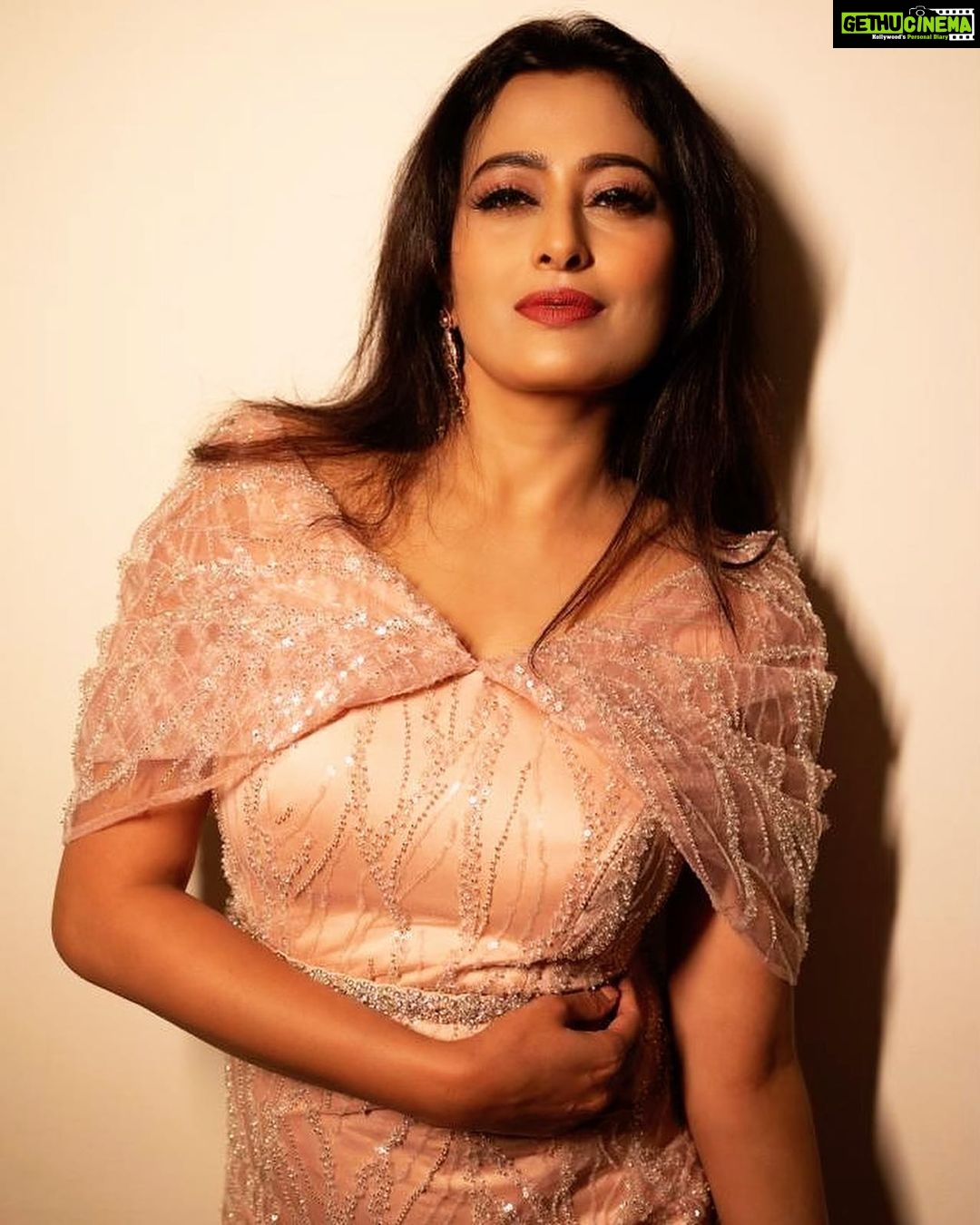 Nidhi Subbaiah Instagram - Unforgettable nights ! Designer : @saldanha_label Hair and makeup : @makeoversbyamitha_lekha Accessories : @labelamaira Photography : @nithishayyod