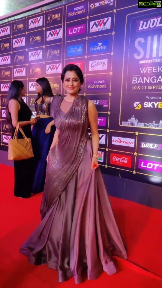 Nidhi Subbaiah Instagram - Watch @nidhisubbaiah dazzle you in her shimmering dress! @wolf777newsofficial @confidentgroupofficial @sky_exch_ @bharathicementofficial @marsgalaxyindia @hindwarehomes @lotmobilesofficial @southindiashopping @honer_homes @parleproducts @easemytrip @jwmarriottblr #10YearsofSIIMA #SIIMA2022 #SIIMA #Wolf777News #Wolf777SIIMAWeekEnd #ConfidentGroup #HonerRichmont #GalaxyChocolate #SkyExchnet #BharathiCement #LOTMobiles #Hindware #SouthIndiaShoppingMall #NVYTV #ParleFullToss #easemytrip