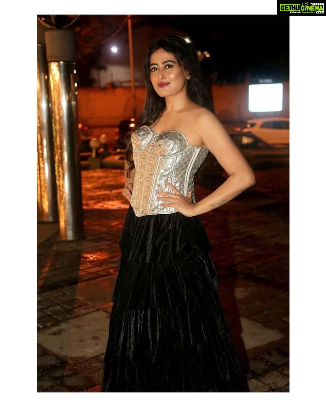 Nidhi Subbaiah Instagram - Friday night in Bangalore! 🖤 Show stopper for @rameshdembla for @smoorchocolates 🍭 Lavelle Road