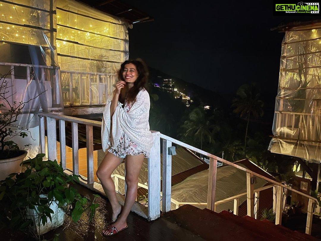 Nidhi Subbaiah Instagram - This pic makes me happy 💗 PS : That lit up lane behind me is called Romeo Lane! Goa