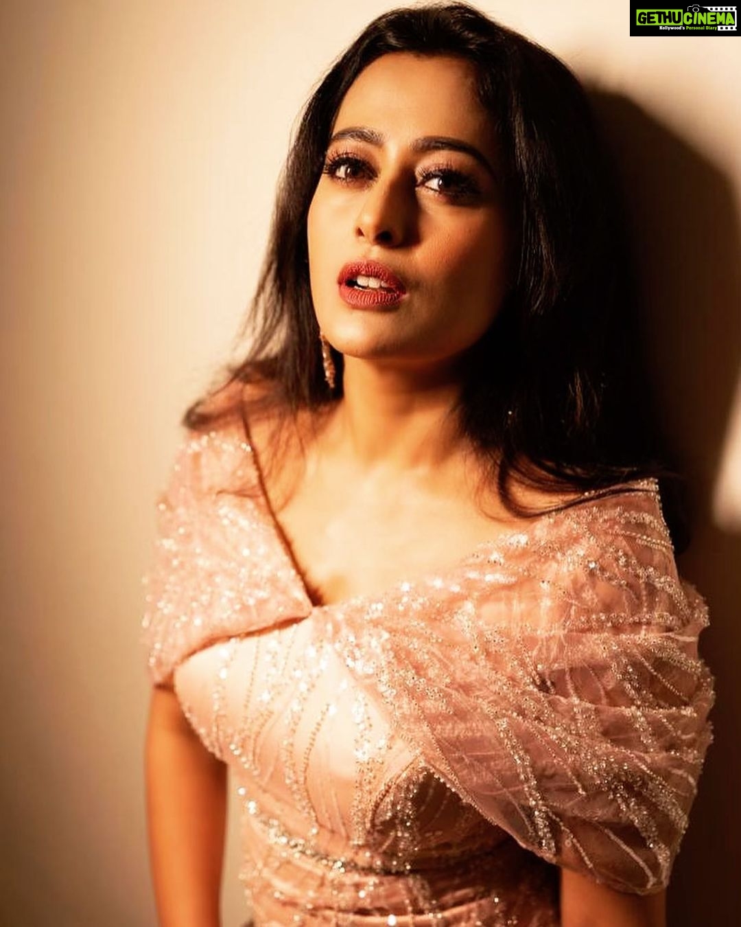 Nidhi Subbaiah Instagram - Unforgettable nights ! Designer : @saldanha_label Hair and makeup : @makeoversbyamitha_lekha Accessories : @labelamaira Photography : @nithishayyod