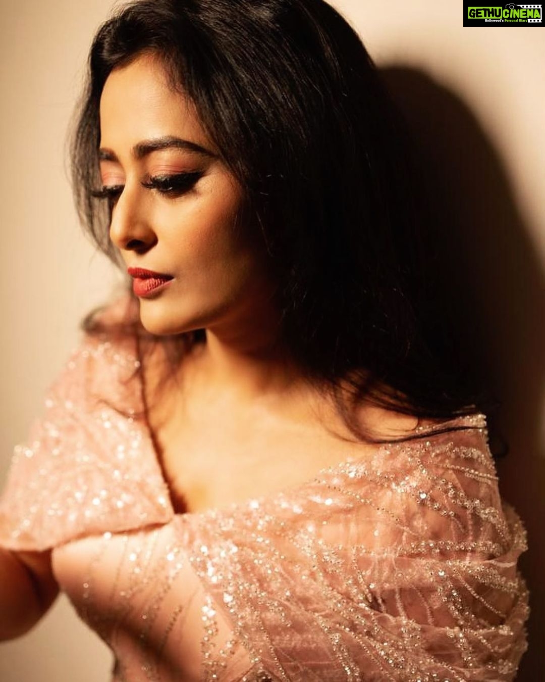 Nidhi Subbaiah Instagram - Unforgettable nights ! Designer : @saldanha_label Hair and makeup : @makeoversbyamitha_lekha Accessories : @labelamaira Photography : @nithishayyod
