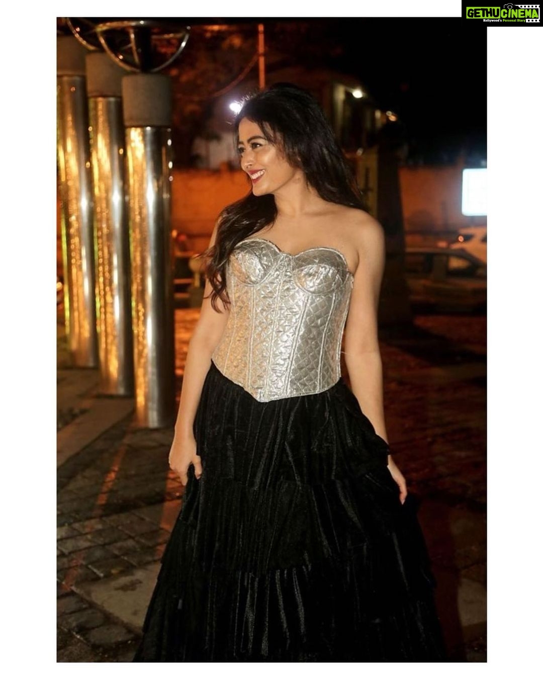 Nidhi Subbaiah Instagram - Friday night in Bangalore! 🖤 Show stopper for @rameshdembla for @smoorchocolates 🍭 Lavelle Road