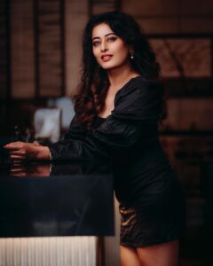 Nidhi Subbaiah Instagram - Bloom with grace 🖤
📸 - @aashish__photography 
Hair n Makeup - @makeoversbyamitha_lekha 
Location - @theden_bengaluru