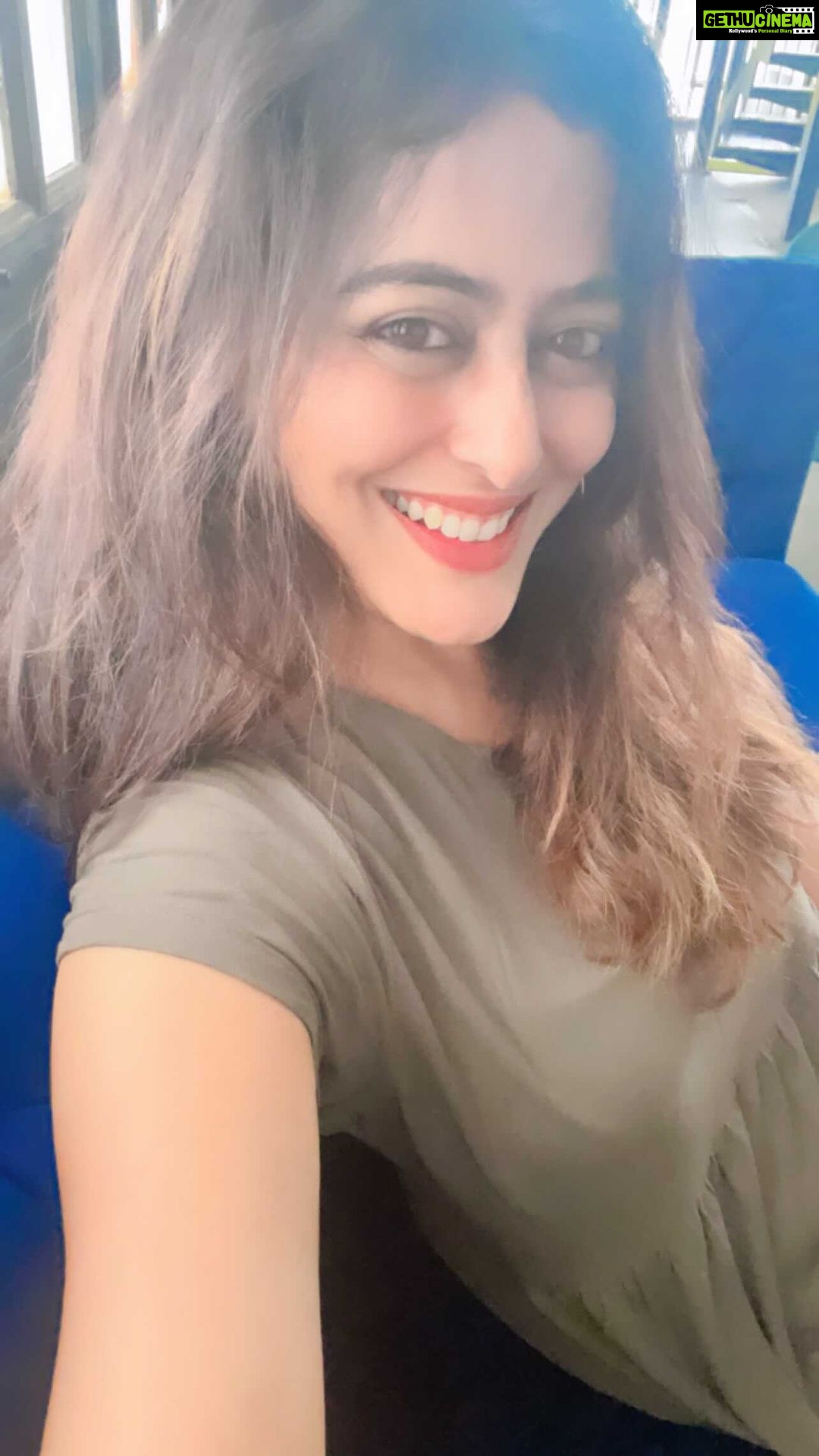 Nidhi Subbaiah Instagram - Here’s my rendition of #teremeresapne from #Guide ! 💛