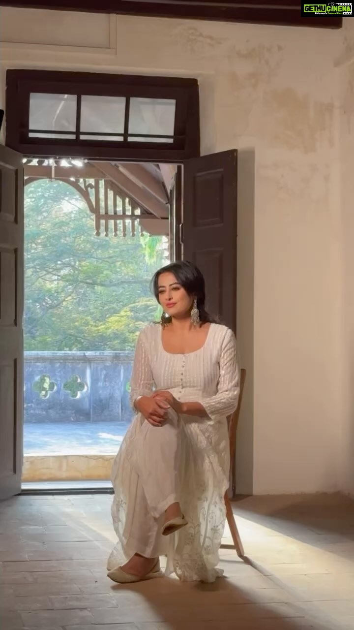 Nidhi Subbaiah Instagram - @nidhisubbaiah in @thebadshaspride’s glam🤍✨ Makeup by: @makeoversbyamitha_lekha Creatives: @nehachangappa #thebadshaspride #bannimantap #mysore #kurthis #indianfashion #classic Mysore, Karnataka