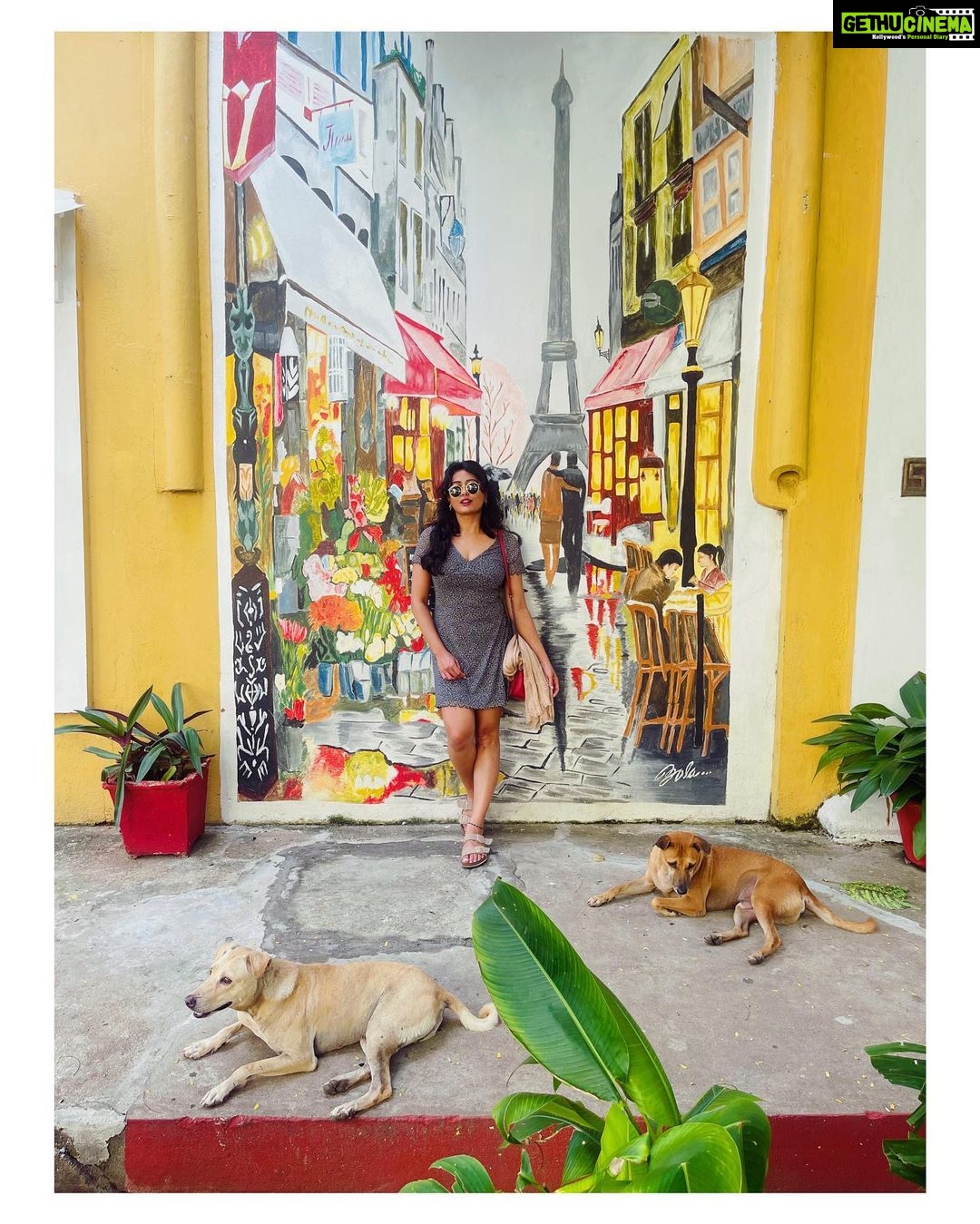 Nidhi Subbaiah Instagram - Colourful walls like these call out to me and say, โstop n poseโ ๐๐๐ป