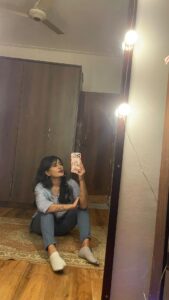 Nidhi Subbaiah Instagram - Poses n banter with the lovely @kruthikasmakeup after she’s done working on me!.. 🔆♥️🔆♥️