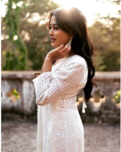 Nidhi Subbaiah Instagram - Anyone else see my halo? 😁 
#ihadyouathalo 🤍 
Tap for creds 🔆